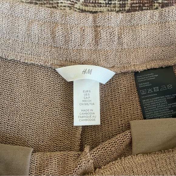 H&M Textured Sweater Knit High Waisted Shorts in Camel Tan - S - Picture 3 of 4